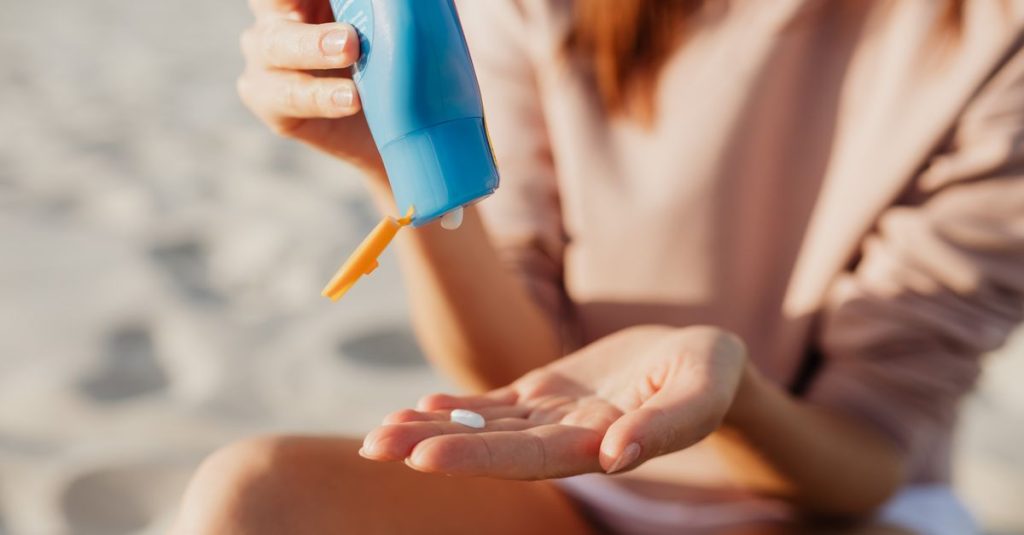 איך לבחור קרם הגנה מהשמש: מדריך SPF וסוג עור